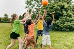 Partout au Québec, les camps de jour et les camps de vacances ont donc pris le relais du milieu scolaire encore cet été, en accueillant plus de 500 000 jeunes sur quelque 4000 sites, rappellent les auteurs.